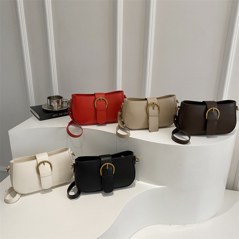 A retro Korean-style underarm bag with a niche design for women in the spring of 2025, a high-end and fashionable single-shoulder crossbody small bag Application Scenario