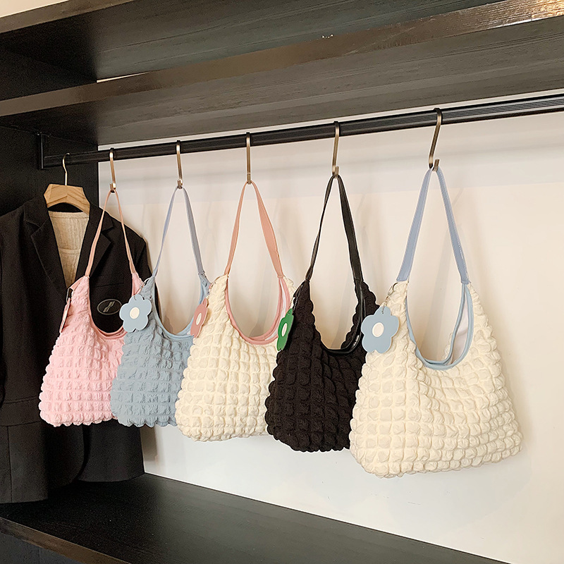 Spring Bags 2025 New Style: Women's Instagram single-shoulder underarm bag, casual and fashionable, trendy commuter tote bag Application Scenario
