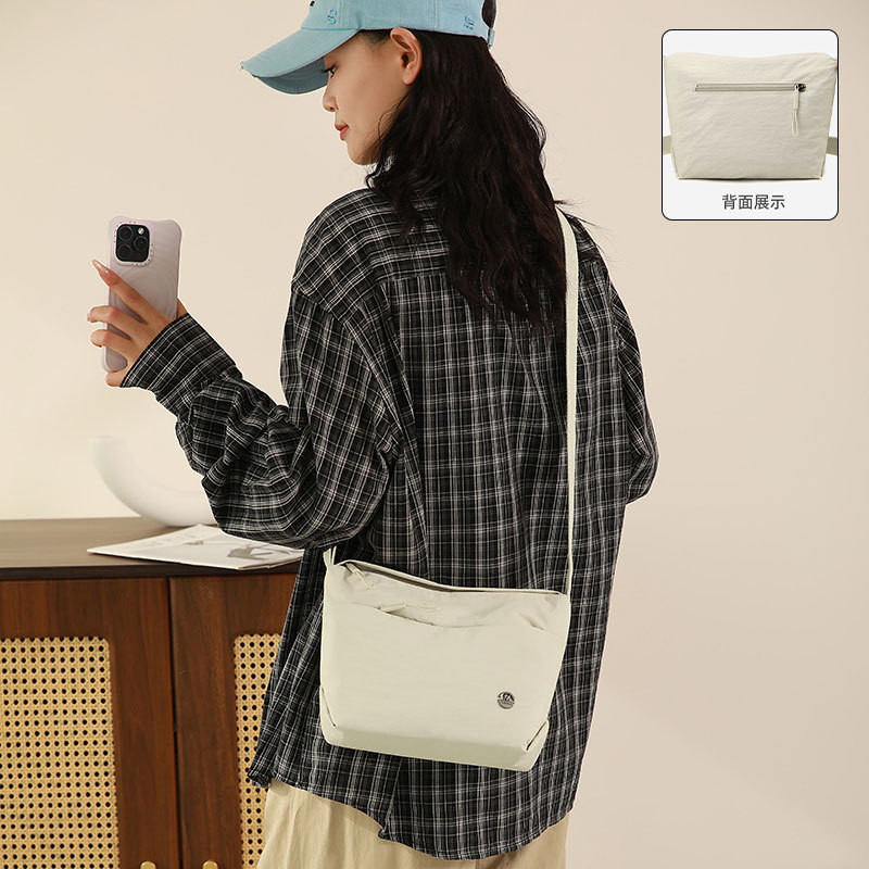 The new cross-border single-shoulder bag is a fashionable and popular women's bag with a high-end feel. It has a large capacity and is versatile. The crossbody bag is lightweight and waterproof Specification drawing