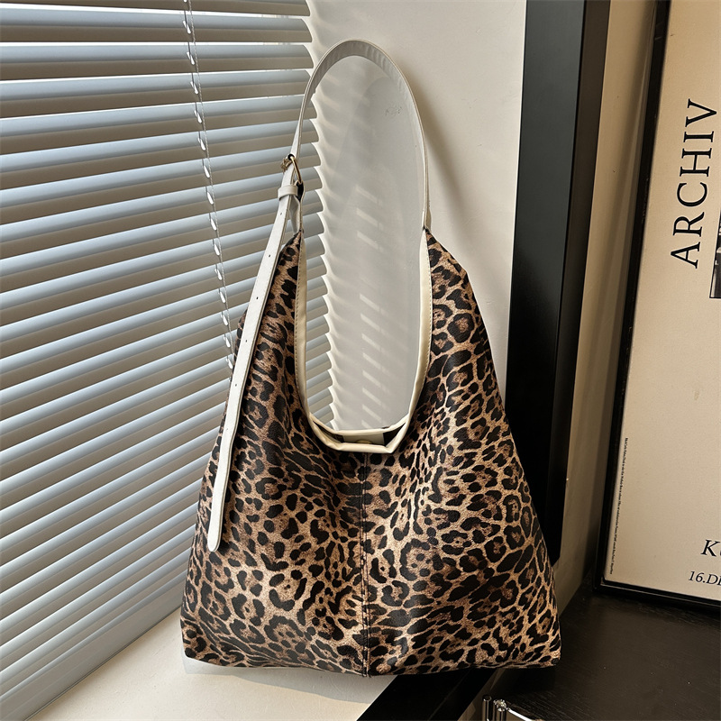 A large-capacity, fashionable leopard print large bag for women's cross-border 2024 winter new single-shoulder bag, trendy, versatile and simple tote bag full figure