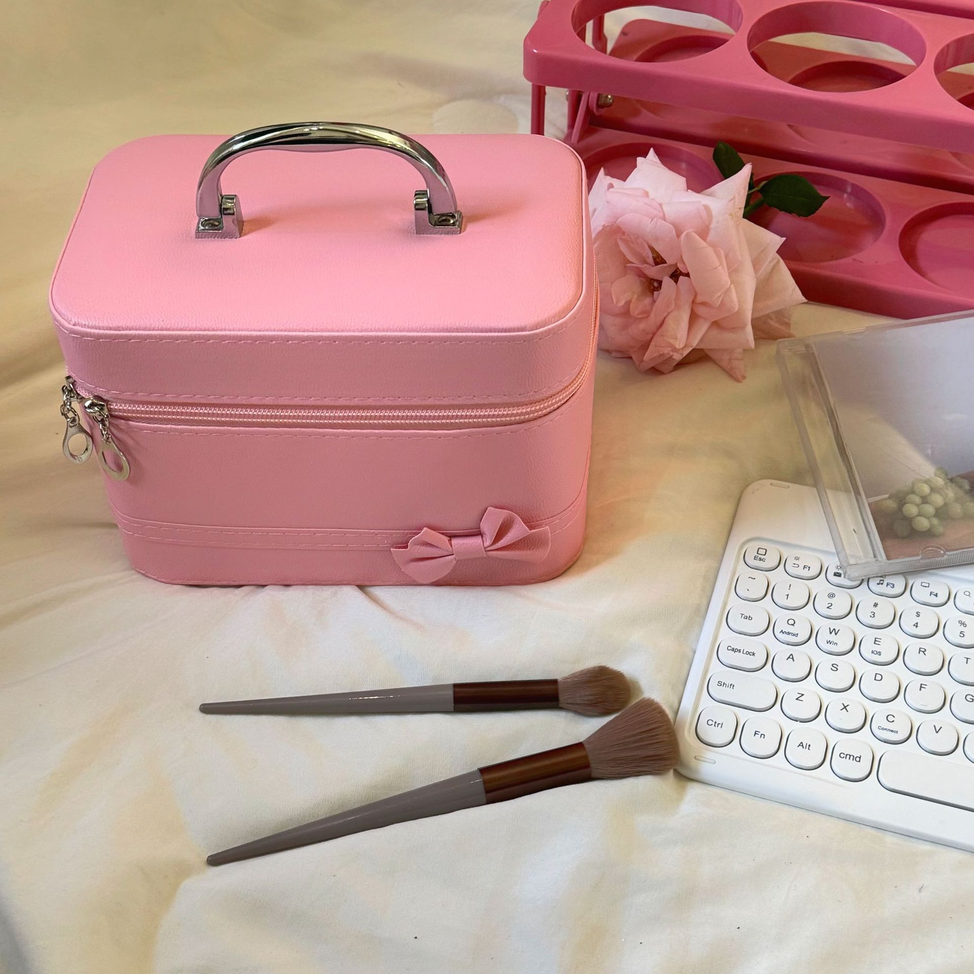 Ballet-style cute bow makeup bag, large-capacity portable makeup case for business trips and travel, hand-held storage box Application Scenario