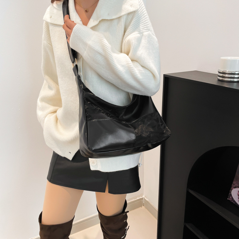 The 2024 new model features a niche design with contrasting colors, a hand-held retro single-shoulder crossbody bag with a high-quality commuting underarm details Picture