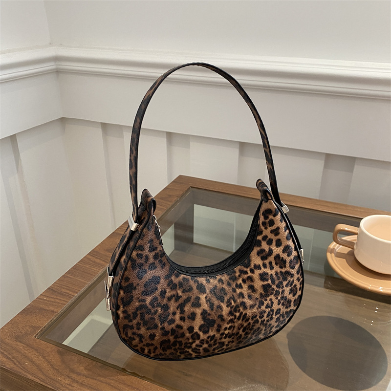 Crescent Moon underarm bag, a trendy new women's bag, casual 2025, Korean spring style, unique and elegant, hand-held single-shoulder bag full figure