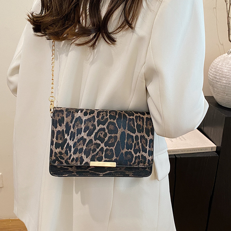 A versatile chain small square bag for women, a new winter 2024 leopard print fashionable single-shoulder bag, a trendy commuting underarm bag Specification drawing