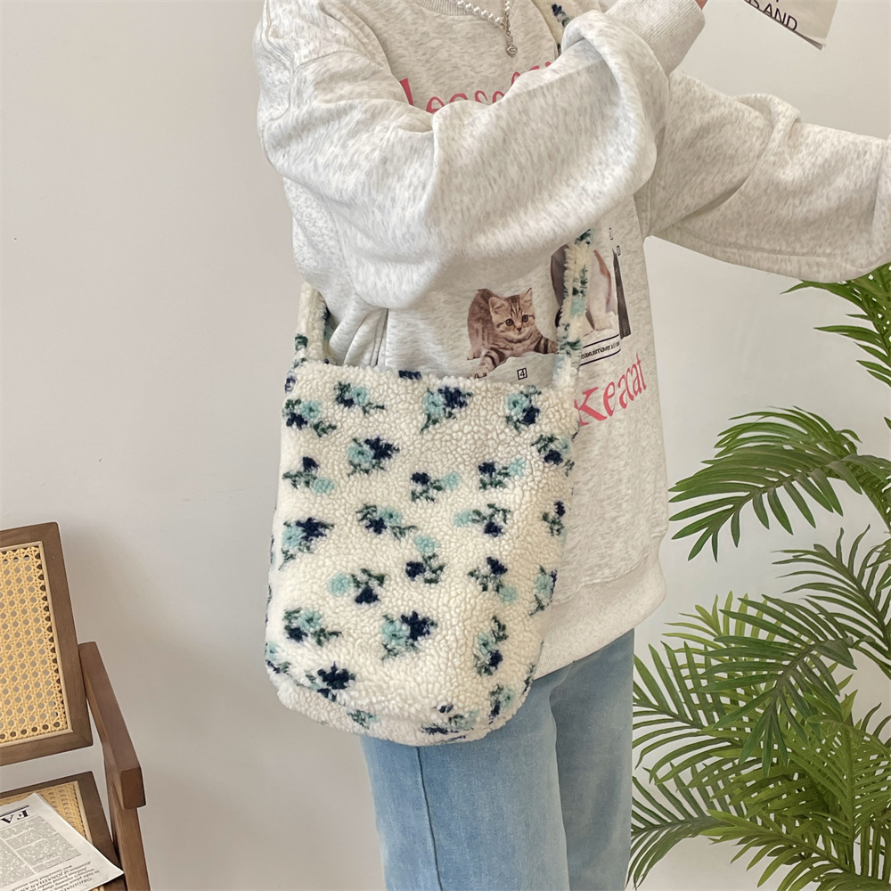 410241 Lambskin bucket bag Crossbody bag, new autumn and winter retro checkered color women's large-capacity single-shoulder bag Application Scenario
