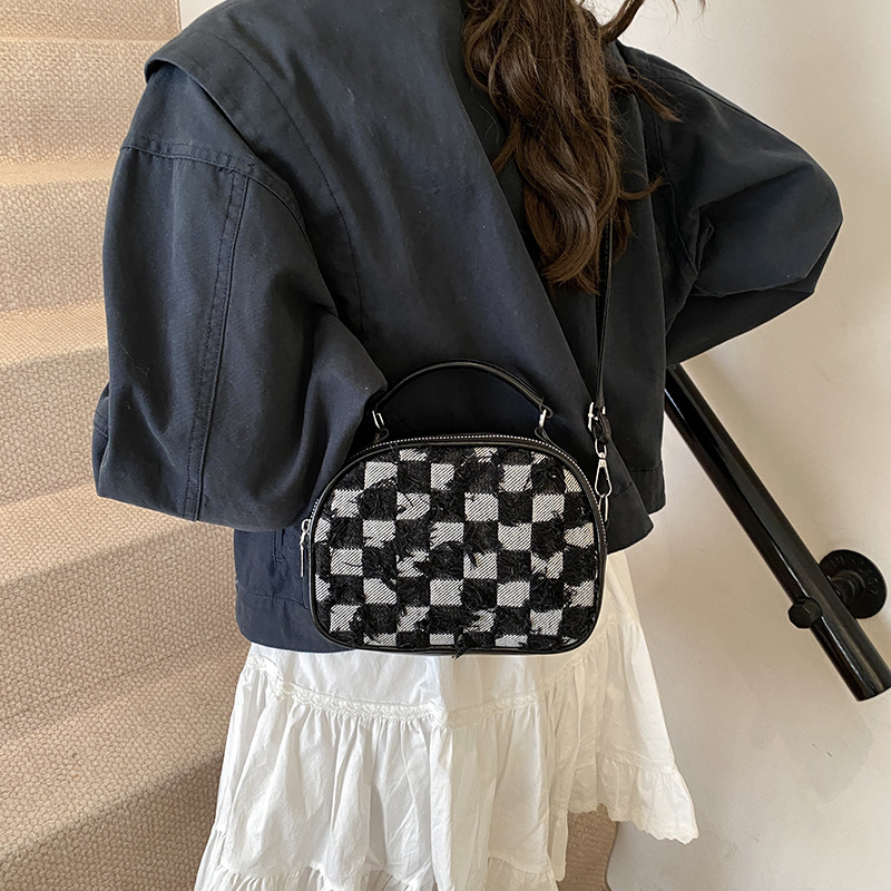 A niche and unique women's handbag, a shell bag, 2025 new style simple color-blocking handbag, a cute single-shoulder crossbody bag details Picture