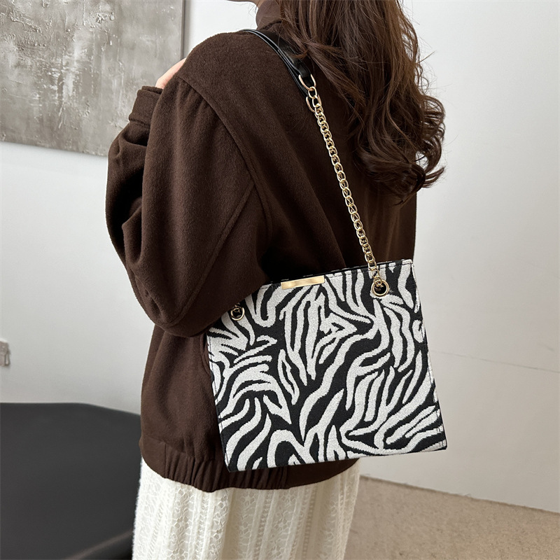 A niche design leopard print bag for women, a new spring 2025 trendy and fashionable single-shoulder chain bag, a personalized single-shoulder bag for women details Picture