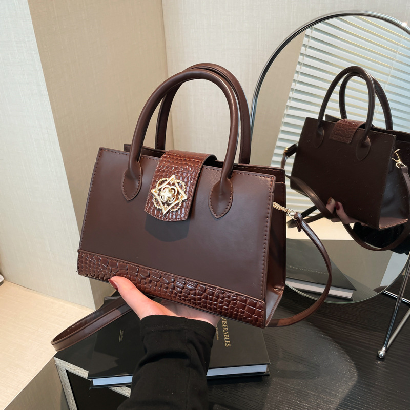 2024 New Korean-style casual, simple and stylish, lacquered, fashionable crossbody bag, single-shoulder, underarm small square bag for women full figure