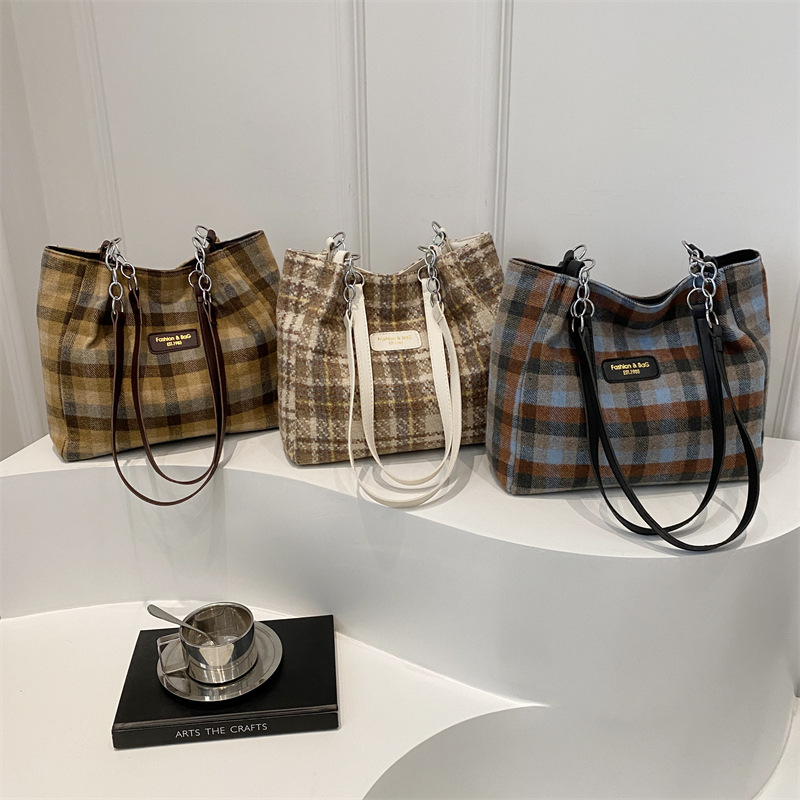 This year, crossbody bags are in vogue. For the new autumn collection of 2024, women's fashion trends include single-shoulder bags with chains and simple bucket bags Application Scenario