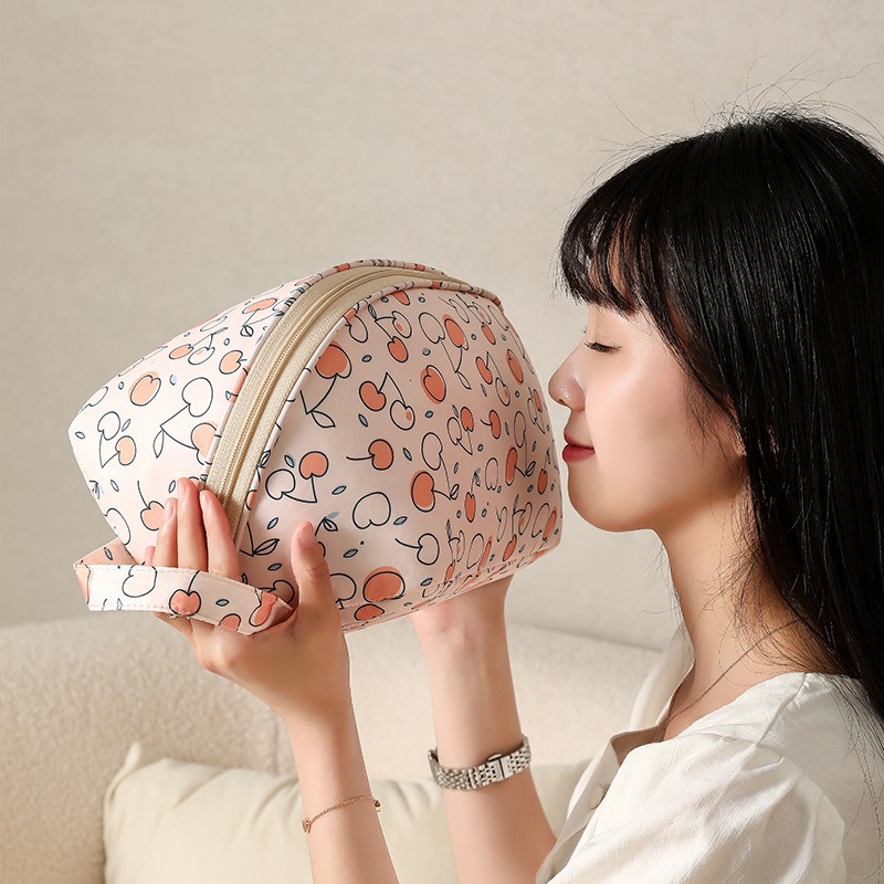 New large-capacity pillow-patterned bra bag, hand-held underwear and underpants storage bag, travel underwear storage bag Application Scenario