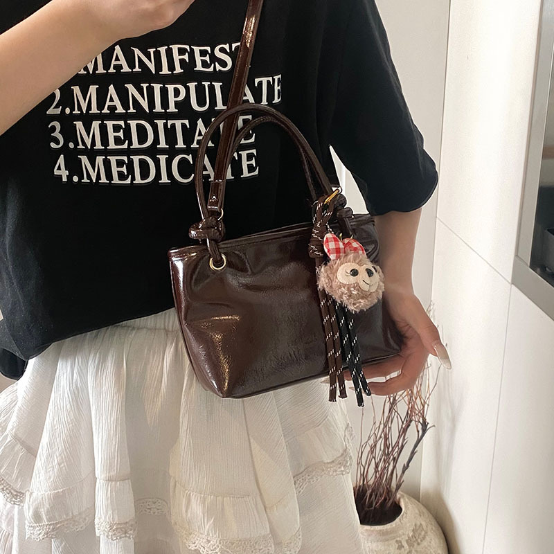 Spring 2025 new style fashionable retro texture solid color commuter single-shoulder crossbody bag, minimalist hand-held bucket bag details Picture