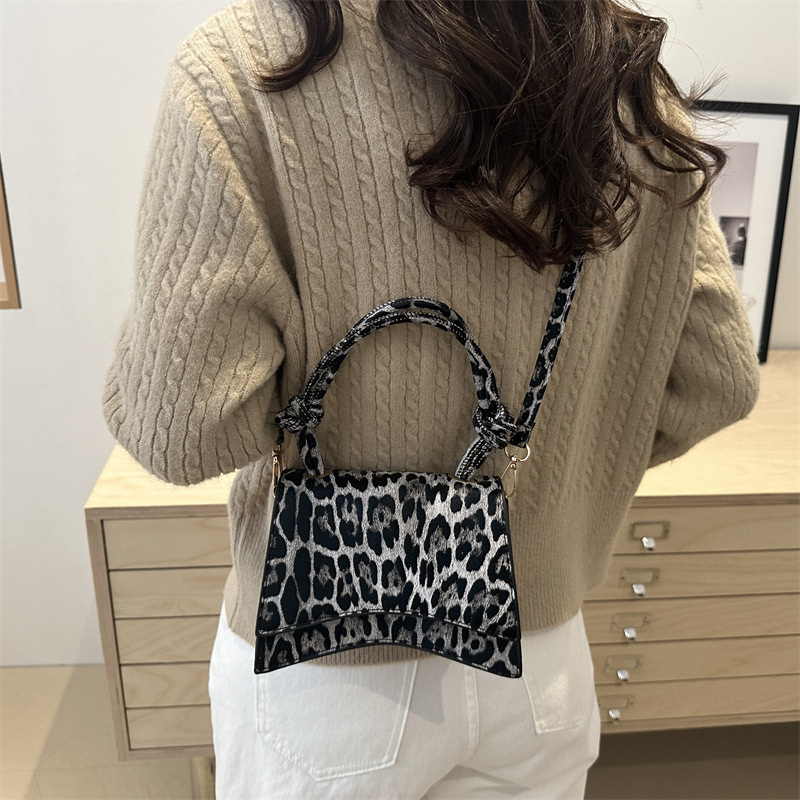 This niche design handbag exudes a sense of sophistication. The leopard print single-shoulder crossbody bag is a fashionable and versatile commuter underarm bag for women Specification drawing