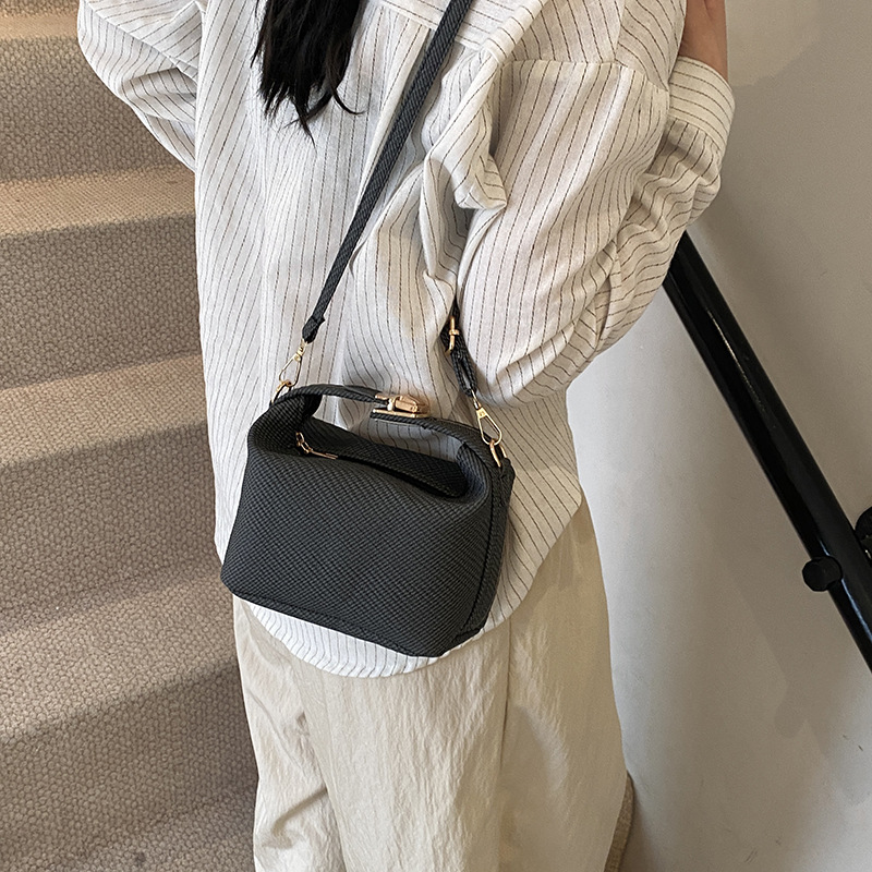 A niche design bag, a casual pillow bag, for the summer of 2025, a simple and fashionable hand-held individual single-shoulder crossbody bag details Picture