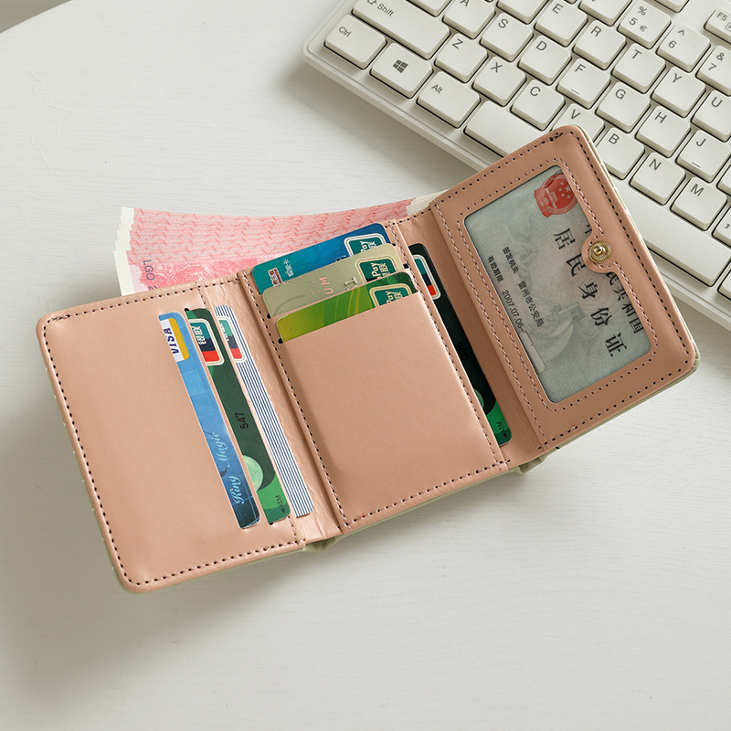 The new graffiti coin purse is cute and portable, with a large capacity. It is a mini student bag for girls and has a high level of appearance. It is a short ID small bag Application Scenario