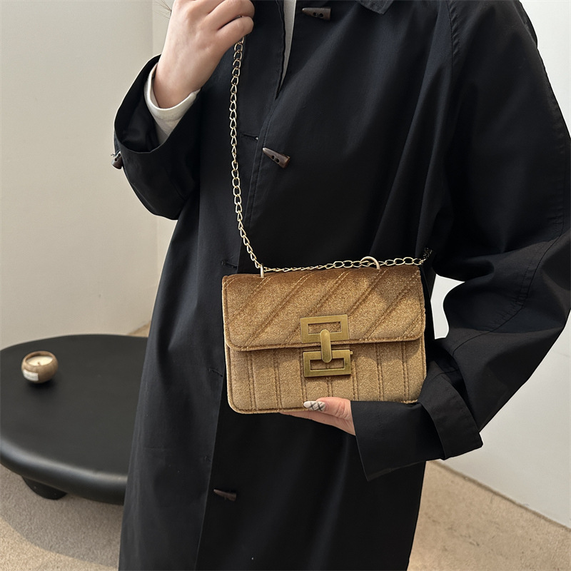 A retro, fashionable and high-quality chain small bag for women, a new winter 2024 versatile Instagram single-shoulder crossbody bag, a small square bag details Picture