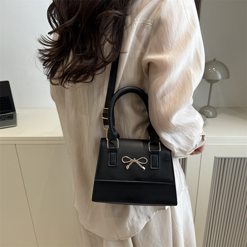 Spring college style underarm bag for women, 2025 new high-end fashion single-shoulder bag, popular commuting crossbody square bag details Picture