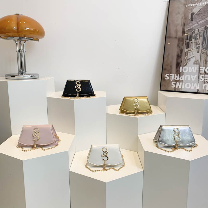 A simple and stylish fringed single-shoulder bag for ladies in 2025, a simple and fashionable underarm bag for commuting, a small square bag for women to cross borders Application Scenario