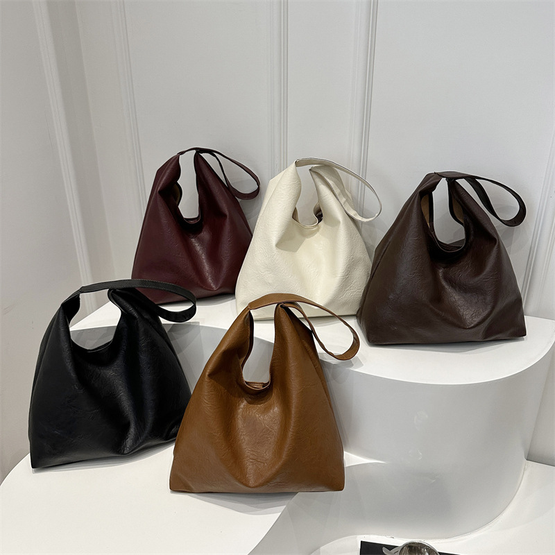 Two-piece winter large-capacity retro 2024 solid color new simple and casual commuting underarm single-shoulder tote bag Application Scenario