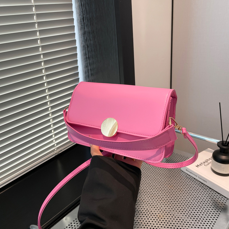 The 2025 new retro solid color Korean-style fashionable hardware decoration casual design trendy single-shoulder crossbody small square bag full figure