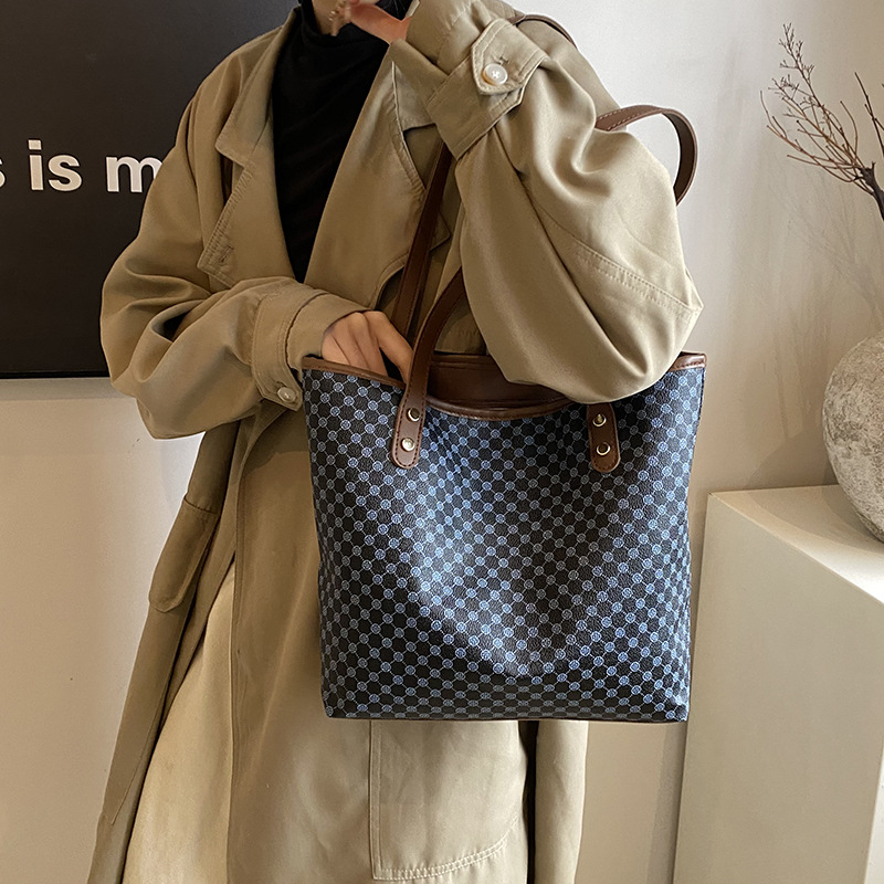 A simple and fashionable large-capacity bag for women, a new 2025 trendy tote bag for commuting, a relaxed and artistic hand-held shoulder bag Specification drawing