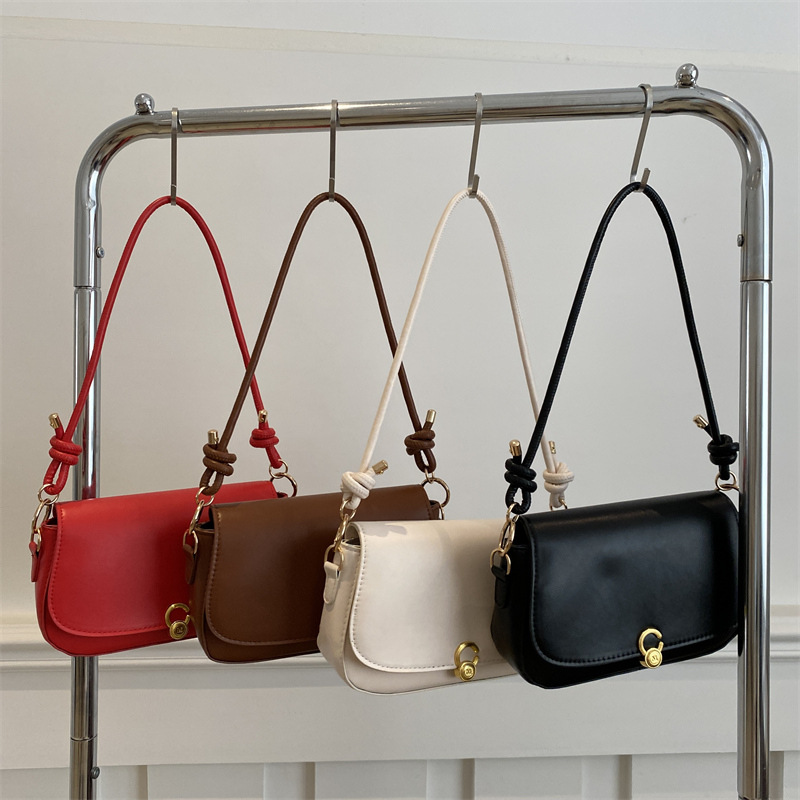 Fashionable and simple solid-color underarm bag for women, new spring 2025, trendy and stylish small square bag, single-shoulder crossbody bag Application Scenario