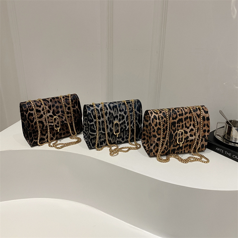 Simple and fashionable leopard print 2024 early autumn new style, simple and stylish commuting retro chain single-shoulder crossbody small square bag for women Application Scenario