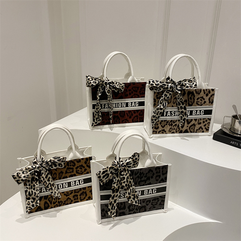 Cross-border women's winter hand-held large-capacity, high-quality women's bag, leopard print hand-held tote bag, high-end underarm women's bag Application Scenario