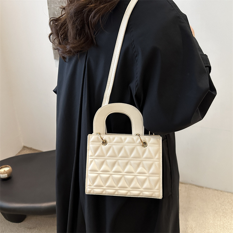 This is a new 2024 stylish diamond-shaped casual handbag for women. It features an ins texture, simplicity and elegance, and is a single-shoulder crossbody bag details Picture