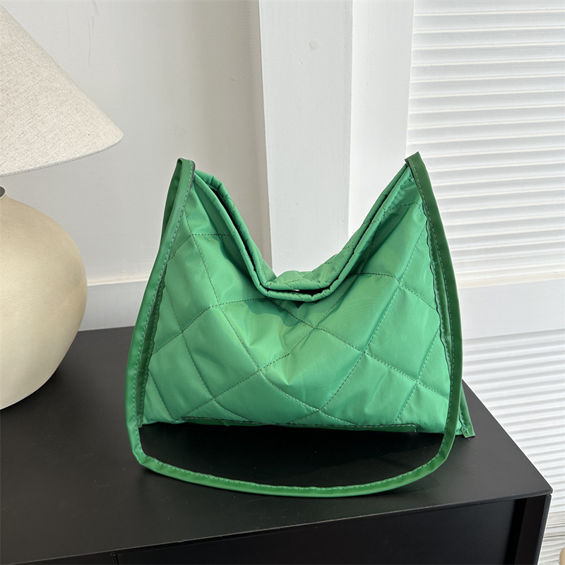 Solid color diamond-shaped embroidered thread bag for women, new winter 2024 versatile and fashionable single-shoulder crossbody bag tote bag full figure