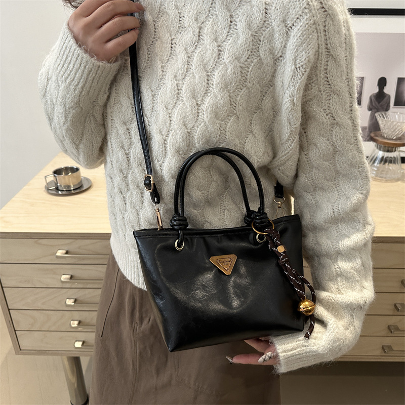 This is a versatile, simple and fashionable handbag for women's 2024 winter collection, featuring a high-end slanted bucket bag Specification drawing