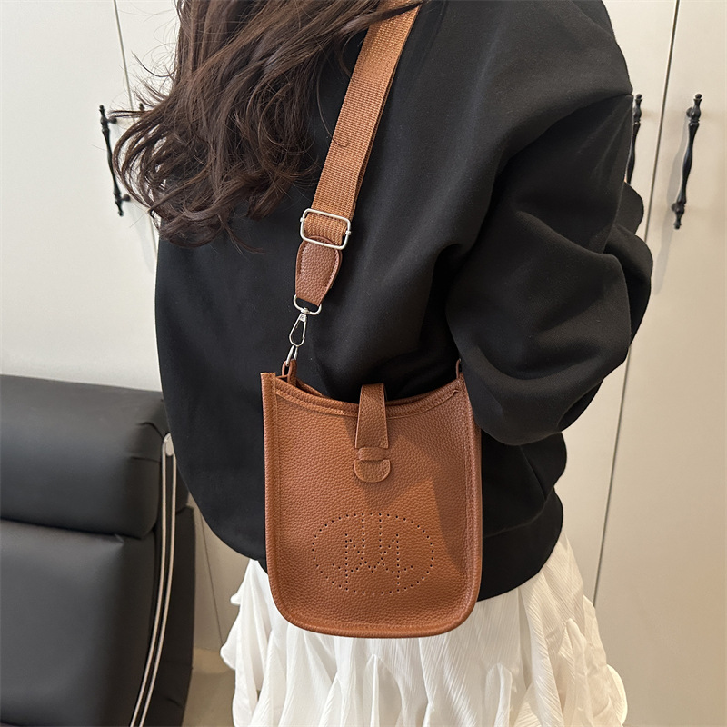 A new 2025 stylish, simple vertical single-shoulder, crossbody bucket bag in a solid color Specification drawing