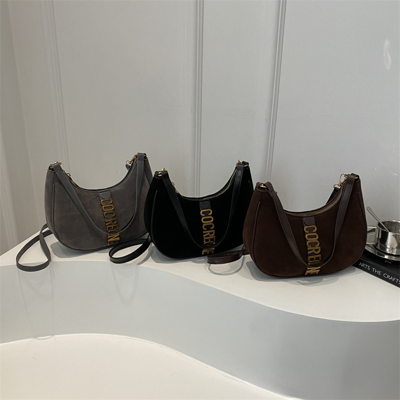 This year, suede suede small bags are in fashion. 2024 new retro and versatile crossbody bags, single-shoulder underarm bags, and hand-held bags Application Scenario