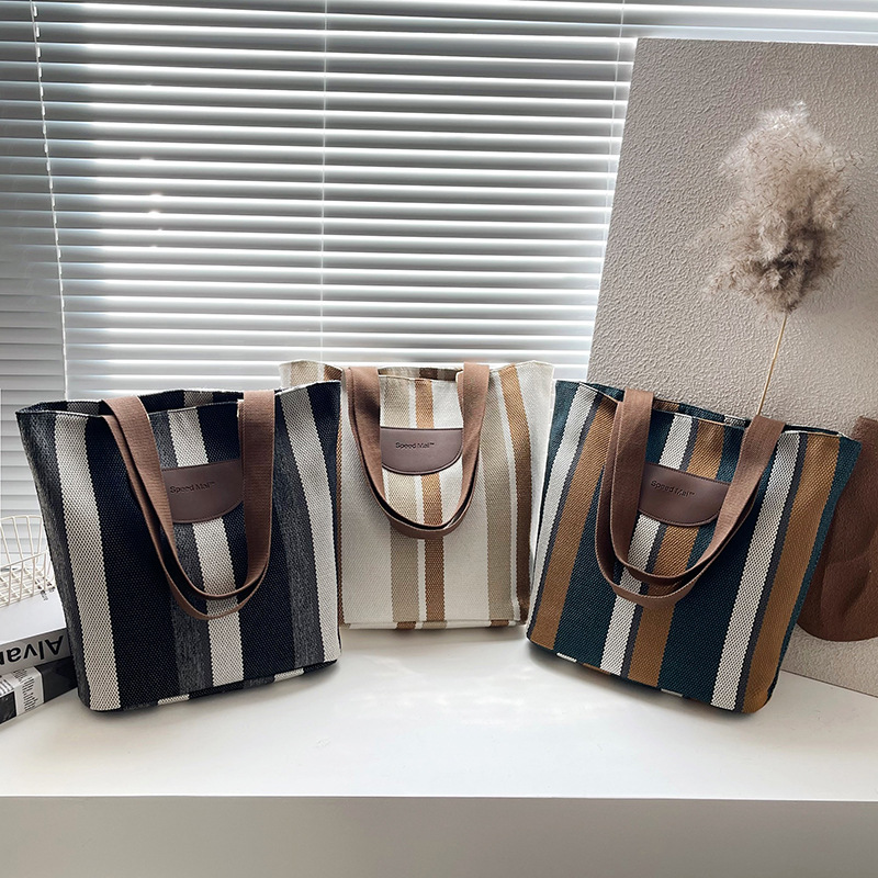 Cross-border striped canvas women's bag 2025 Large capacity New urban casual light shoulder bag tote bag shopping bag Application Scenario