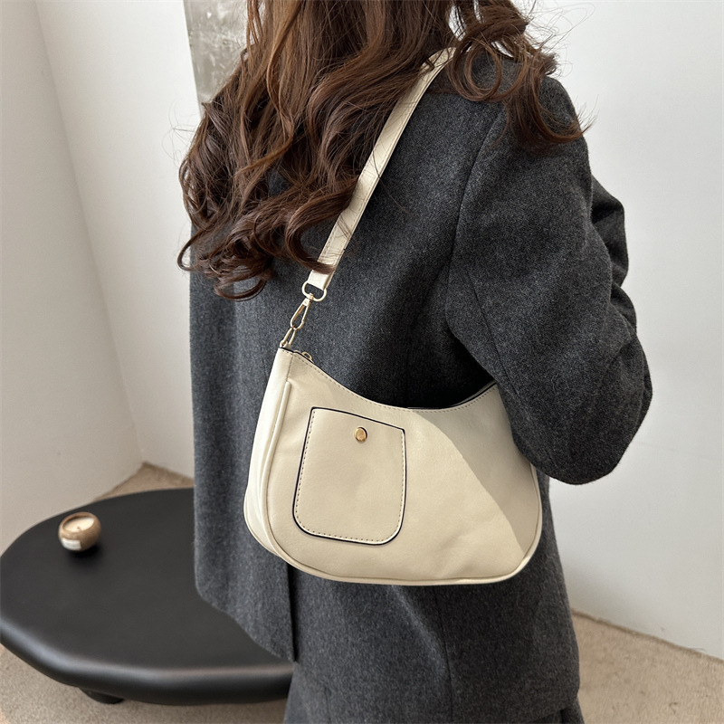 This is a new stylish and large-capacity handbag for middle-aged women in 2025. It is made of soft leather and is versatile, elegant and popular for crossbody wear details Picture