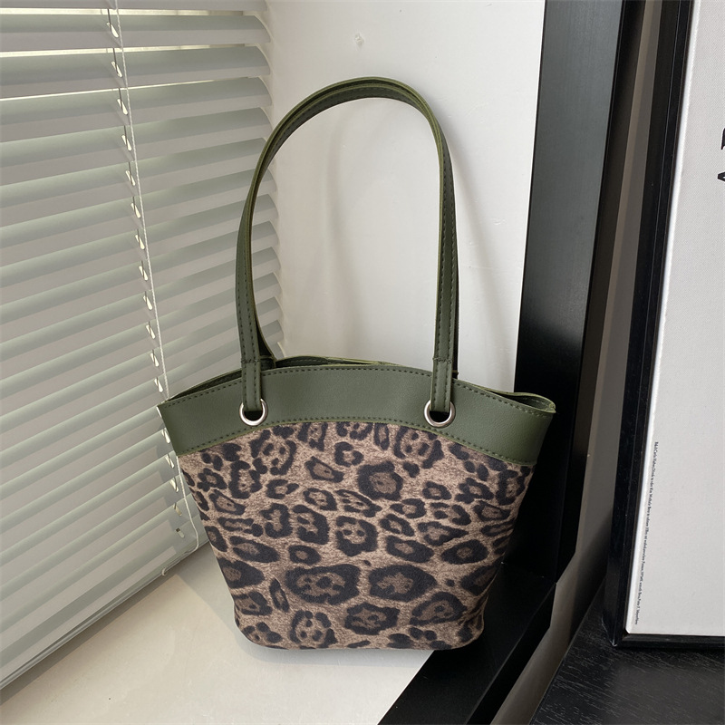 Cross-border retro handbag for women, 2024 new style fashionable vegetable basket bucket bag, niche and versatile commuter crossbody bag full figure