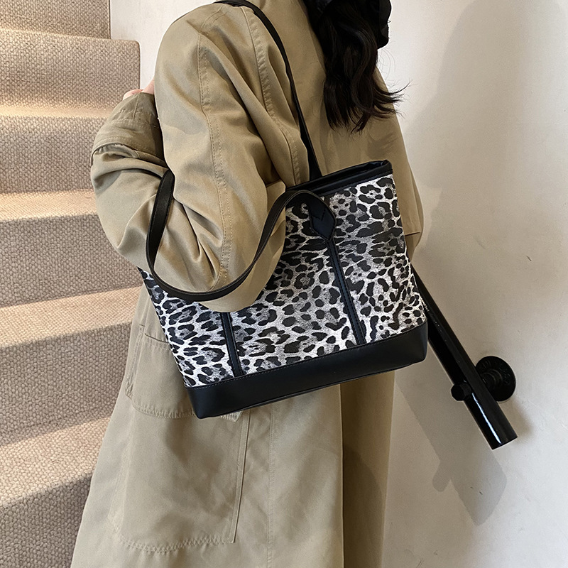 Retro matte leopard print bag for women 2024 new style, fashionable single-shoulder underarm bag, winter large-capacity commuter tote bag details Picture