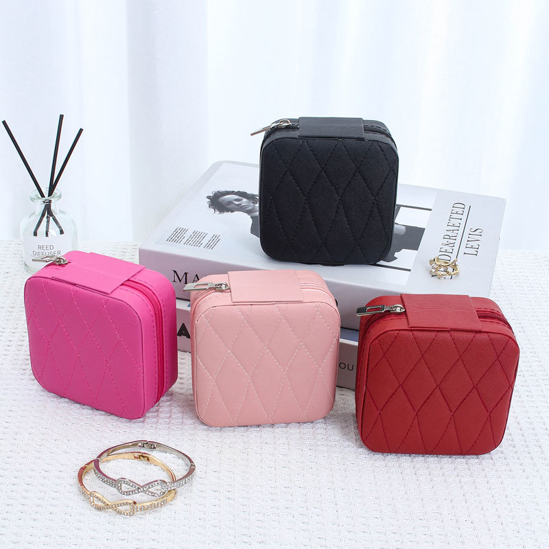 Cross-border jewelry storage box, cute girls' ring, accessory and necklace box, small and portable jewelry box Application Scenario