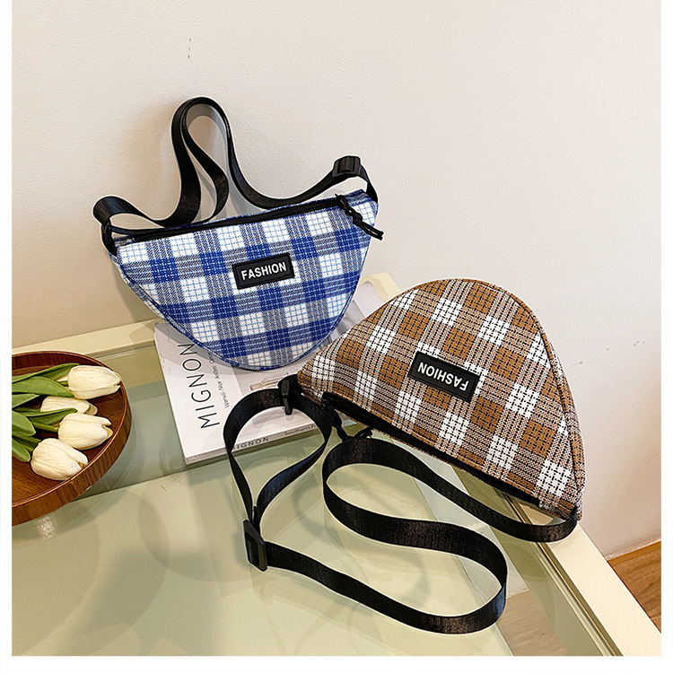 A new trendy and versatile triangular bag, a fashionable and simple single-shoulder bag, and a casual checkered crossbody street style bag for wholesale details Picture