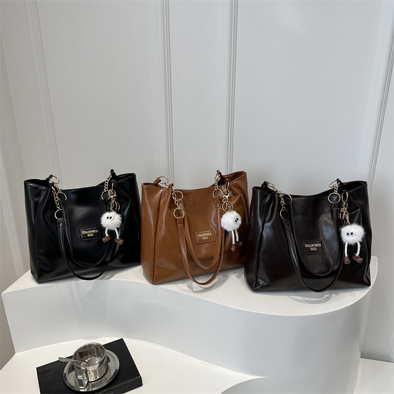 Retro large-capacity tote bag, new winter fashion single-shoulder bag, versatile for commuting, underarm bag, niche bag for women Application Scenario