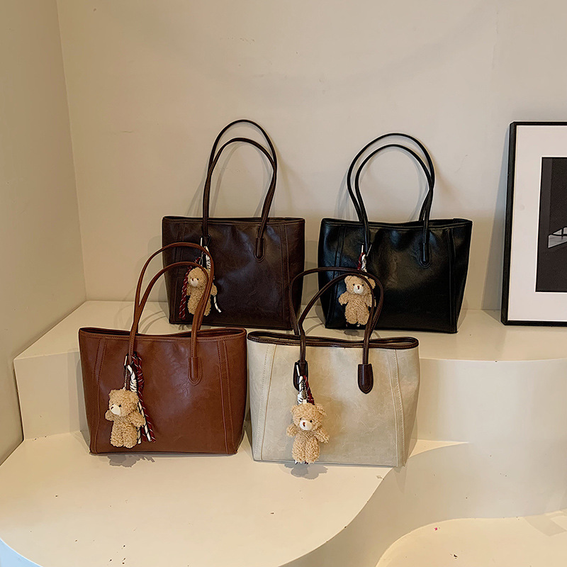 A niche and fashionable Korean-style single-shoulder underarm bag with a grand commuting feel. The new 2024 stylish tote bag is trendy Application Scenario