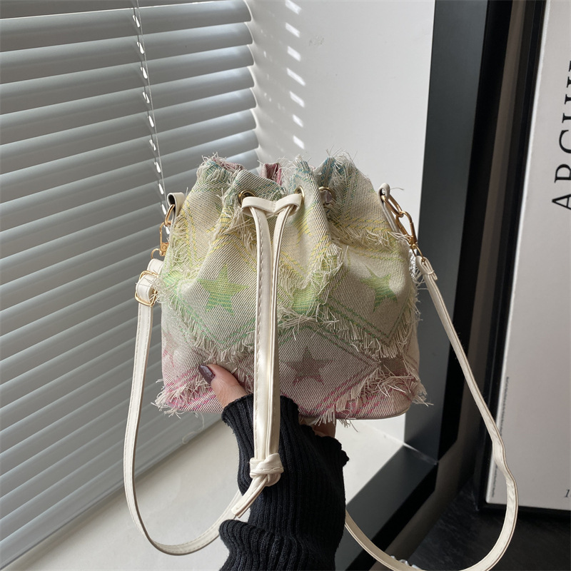 A new style of denim checkered bucket bag with a unique and stylish texture, a single-shoulder crossbody bag full figure