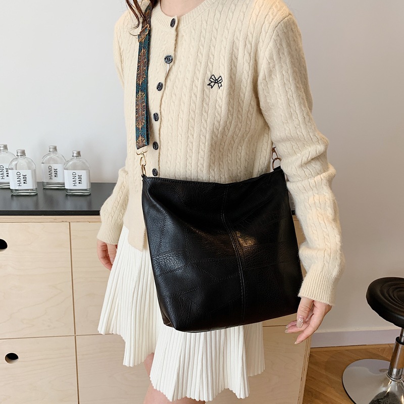 Stylish and high-quality, large-capacity 2024 retro wide shoulder strap, fashionable and casual commuting single-shoulder crossbody tote bag details Picture