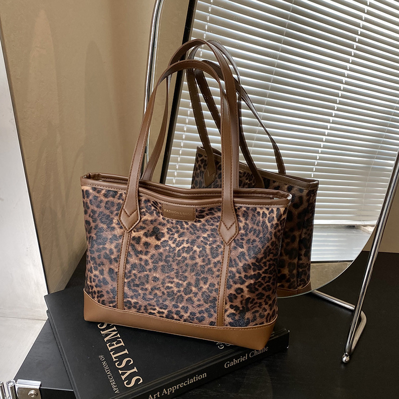 Retro matte leopard print bag for women 2024 new style, fashionable single-shoulder underarm bag, winter large-capacity commuter tote bag full figure