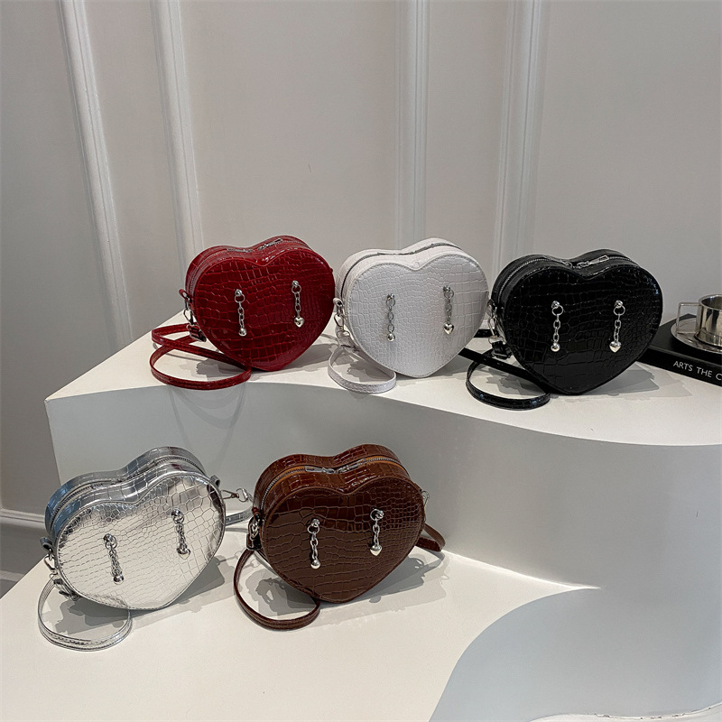 Spring 2025 Cross-border Love Bag, Sweet and cool handbag, Crocodile print single-shoulder crossbody bag, Commuter small bag Application Scenario