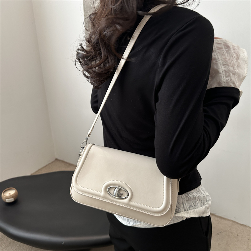 The niche Design Planet underarm Baguette bag is a new high-end and fashionable commuting single-shoulder crossbody bag for women in 2025 details Picture