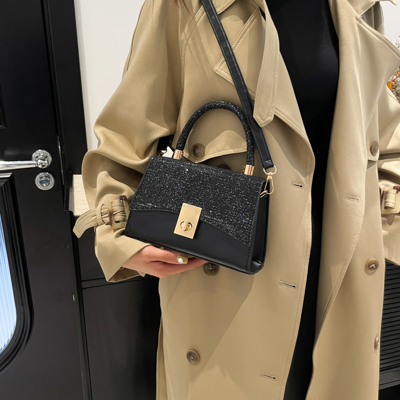 This year, retro small handbags are in vogue. The new autumn/winter 2024 fashion handbag is a casual and stylish single-shoulder crossbody bag details Picture
