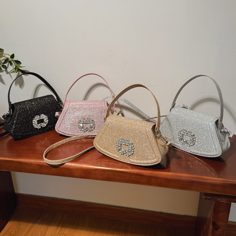 2025 New fashion, niche and simple single-shoulder bag, retro crossbody bag, women's spring fashion, small square under the armpits, women Application Scenario