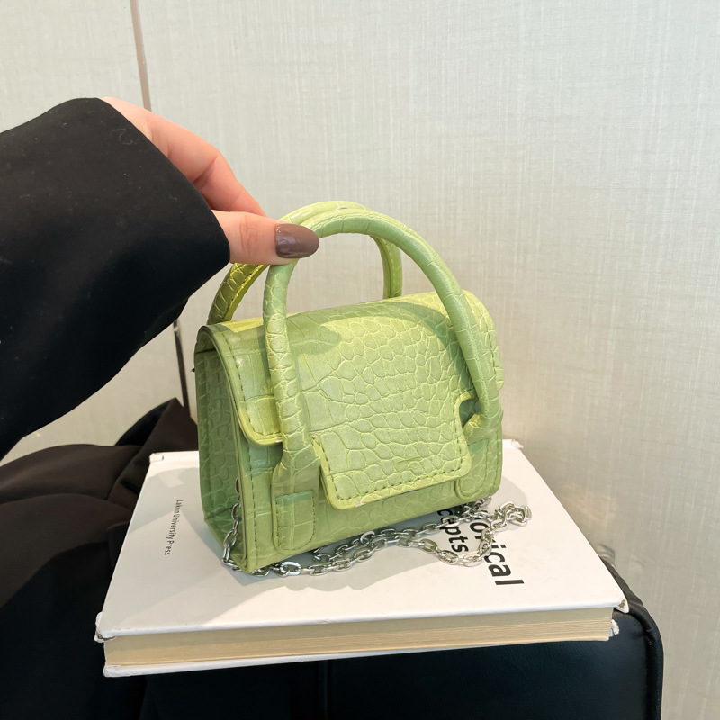 This is a trendy and stylish single-shoulder small square bag for women in 2025. It's a solid color crossbody bag full figure