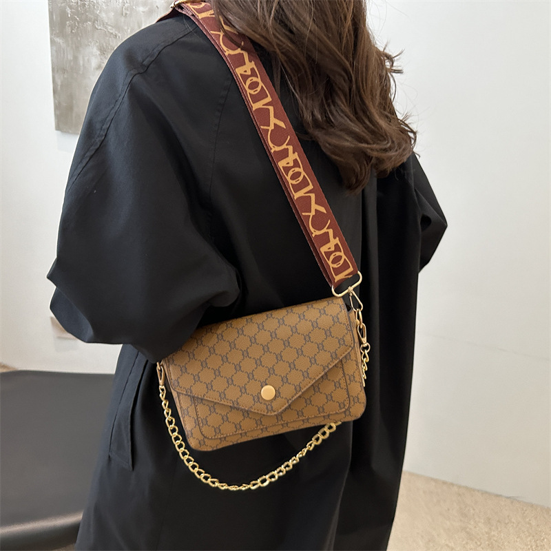 The 2024 new French minimalist single-shoulder crossbody small square bag features a fashionable, elegant, individualistic, retro and niche design for commuting details Picture