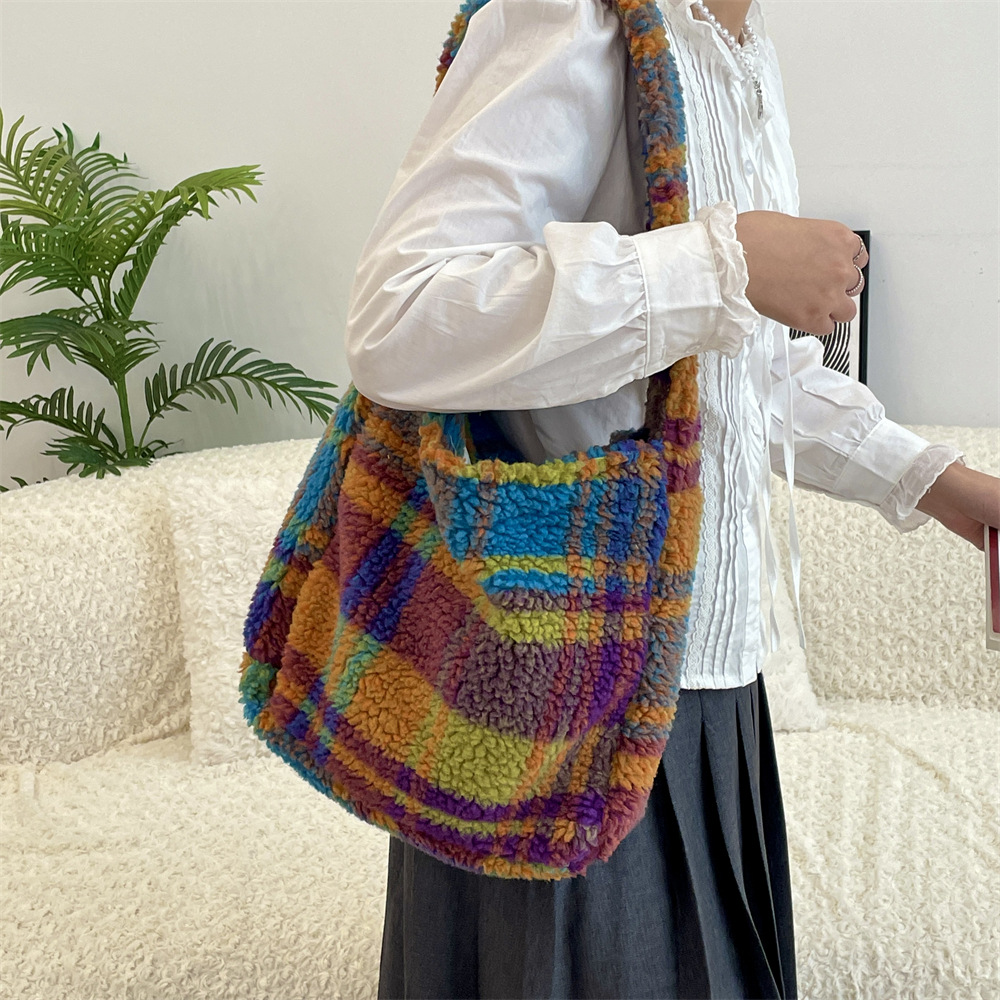 411161 2024 New Korean ins style woolen fabric large capacity single-shoulder underarm bag with a checkered pattern Application Scenario